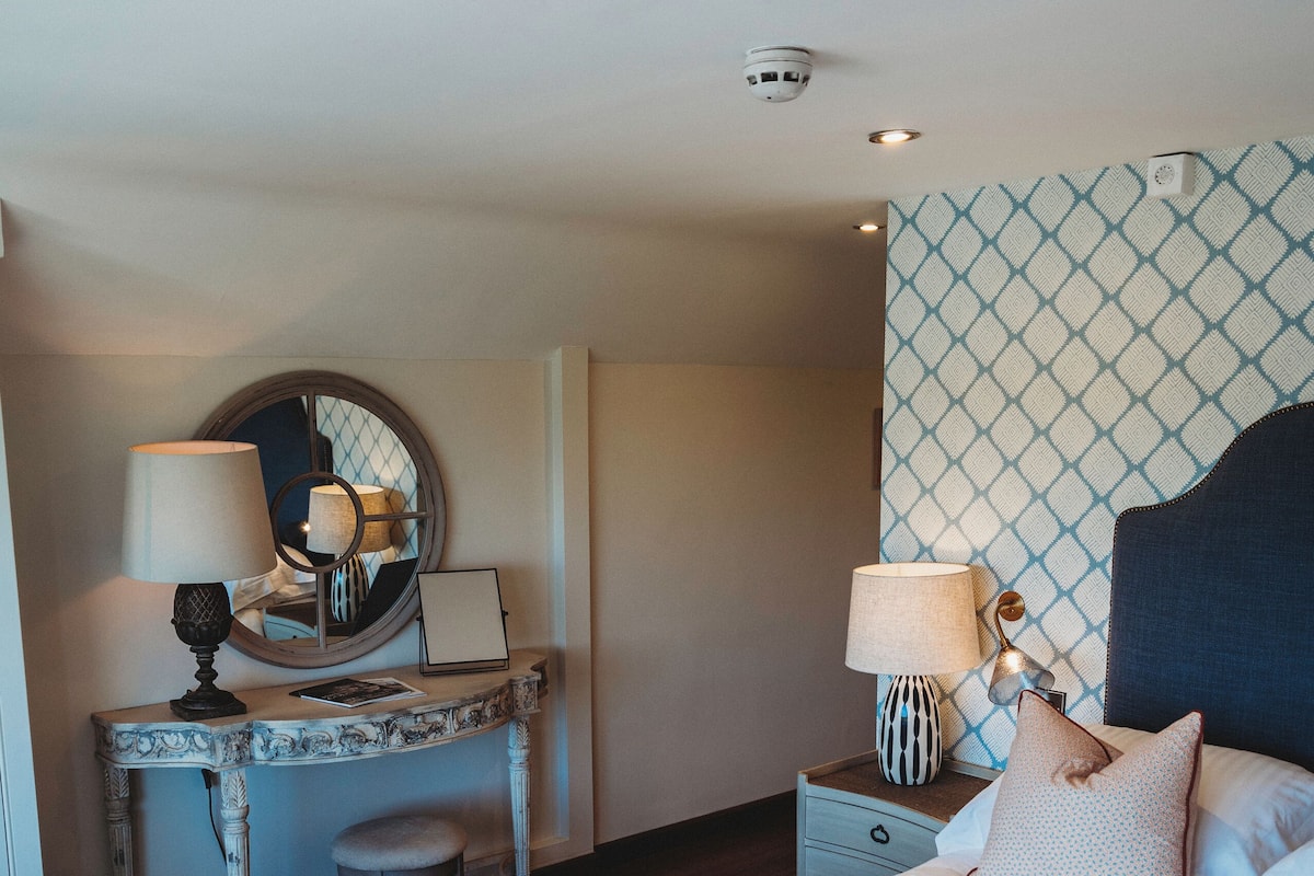 Deluxe Bay Window, Ensuite | Soundproofing, iron/ironing board, free WiFi, bed sheets