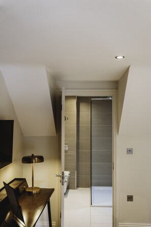 Cosy Double Room, Ensuite | Bathroom | Hair dryer, towels - The Finchs Arms (Oakham)