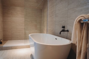 Deluxe Balcony View, Ensuite | Banheiro | Secador de cabelo (mediante solicitação), toalhas de banho