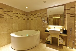 Spring water bathtub, rainfall showerhead, free toiletries, hair dryer - Six Seasons Hotel (Dhaka)