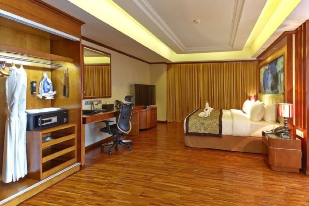 1 bedroom, premium bedding, minibar, in-room safe
