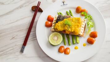 3 restaurants, breakfast, lunch, dinner served; Japanese cuisine