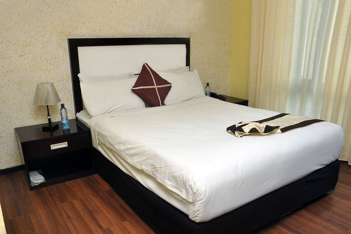 Quarto solteiro standard | Edredons de pluma, camas Tempur-Pedic, frigobar, escrivaninha