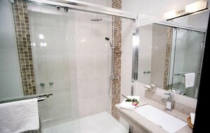 Deluxe Double Room Single Use | Bathroom shower - Edna Addis Hotel (Addis Ababa)