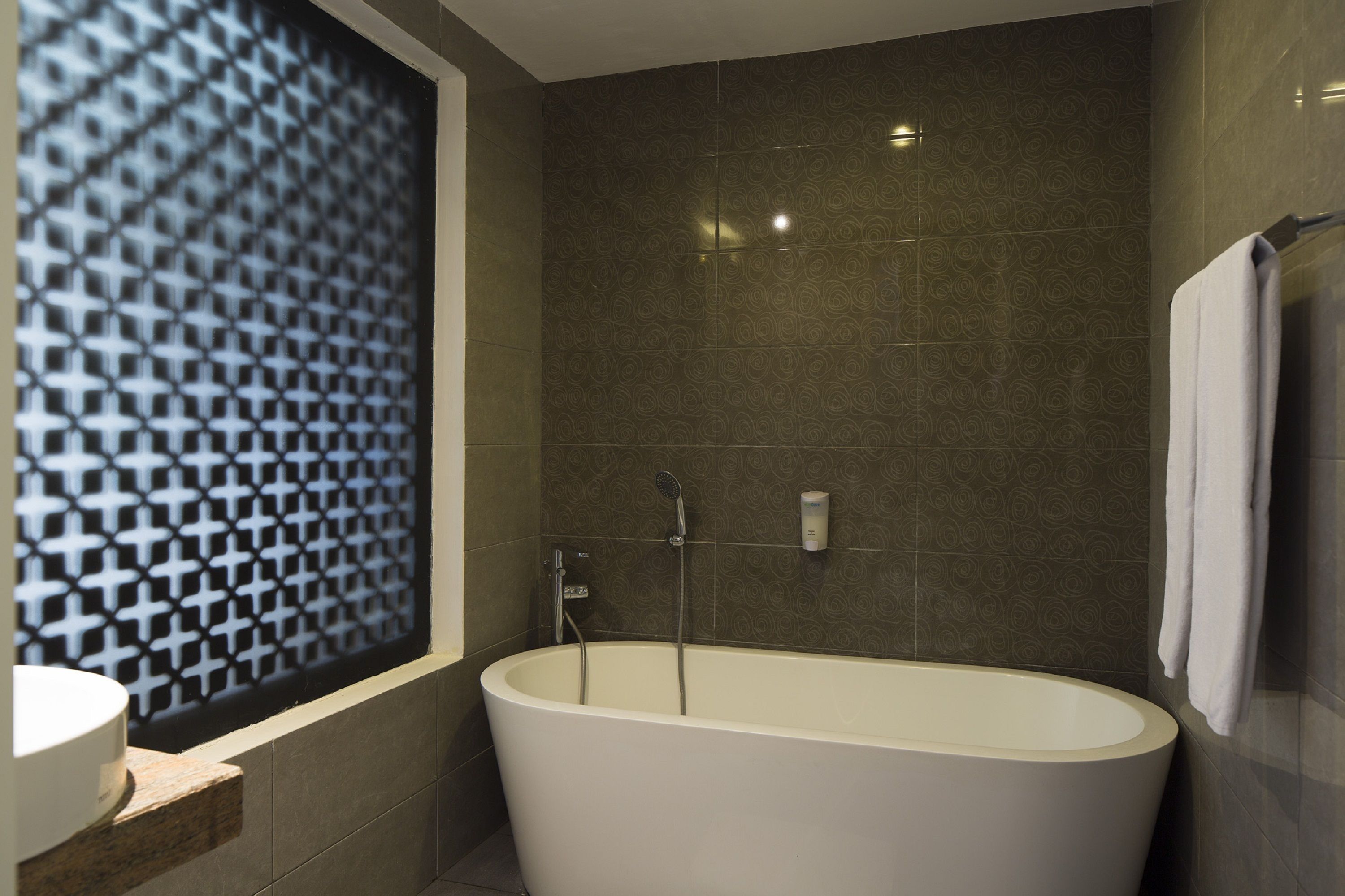 deluxe room | deep-soaking bathtub