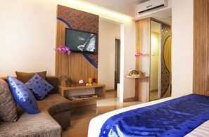 Deluxe Room | Premium bedding, in-room safe, desk, blackout curtains - Natya Hotel (Kuta)