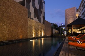 Outdoor pool, pool loungers - Natya Hotel (Kuta)