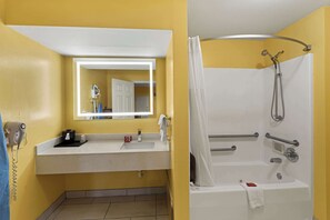 Combined shower/tub, towels - SureStay by Best Western Gulfport (Gulfport)