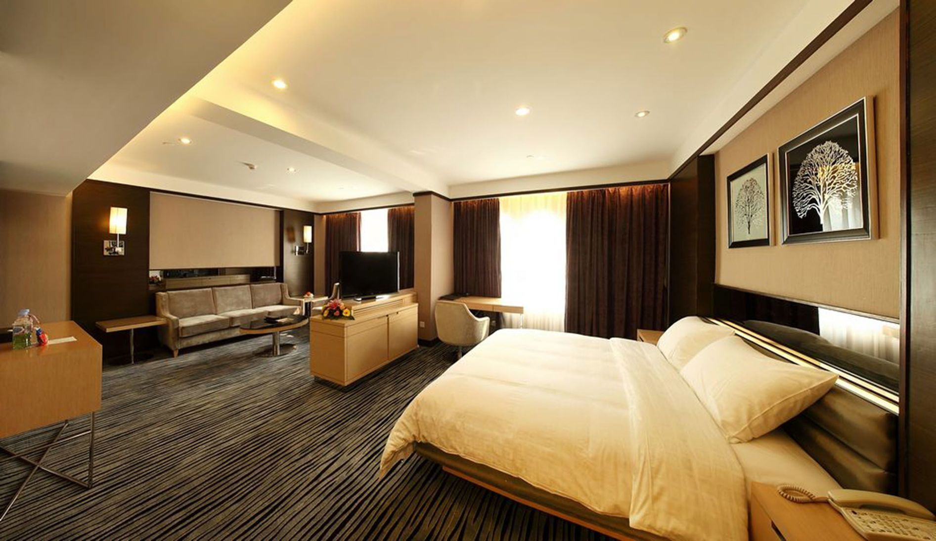 Premium bedding, pillow-top beds, minibar, in-room safe