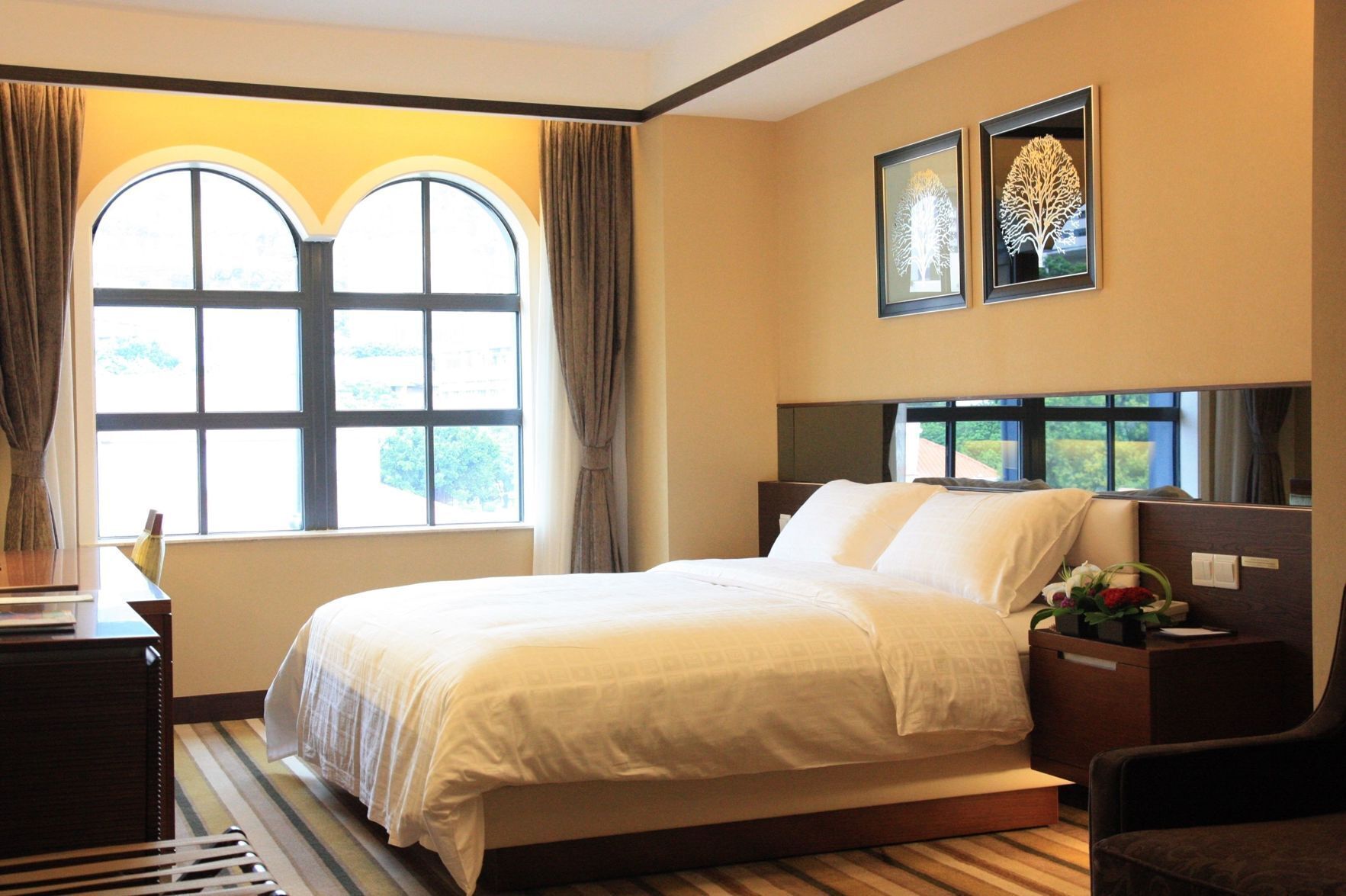 Premium bedding, pillow-top beds, minibar, in-room safe