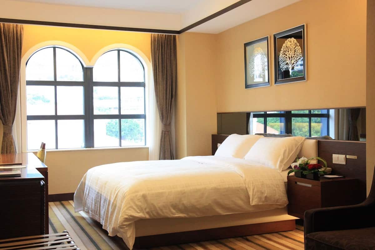 고급 침구, 필로우탑 침대, 미니바, 객실 내 금고