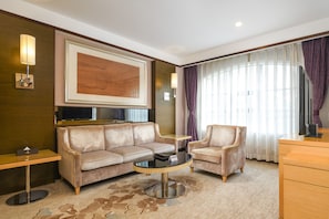 Suite Business | Zona de estar | Una televisión LCD
