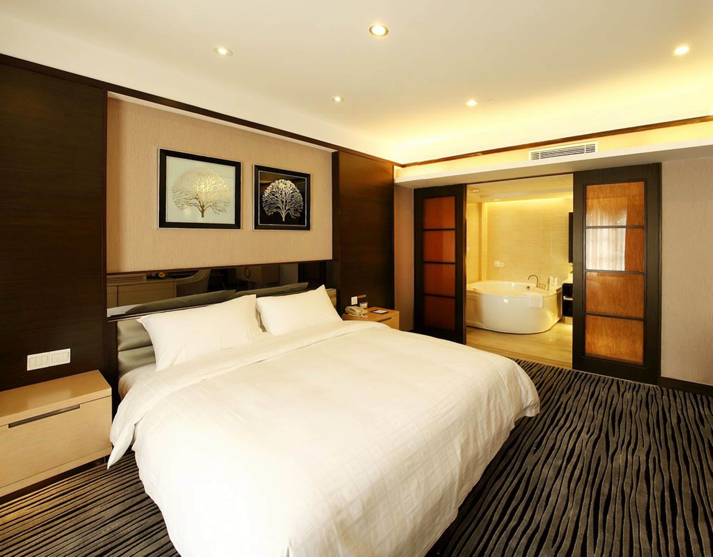 Business Suite | Premium bedding, pillowtop beds, minibar, in-room safe