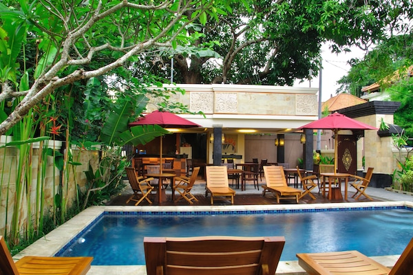 Ulkouima-allas avoinna 7.00–21.00, aurinkovarjoja, aurinkotuoleja