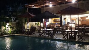 屋外プール、営業時間 7:00 ～ 21:00、プール パラソル、サンラウンジャー