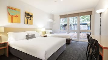 Estudio estándar, varias camas | Escritorio, tabla de planchar con plancha, wifi gratis y ropa de cama