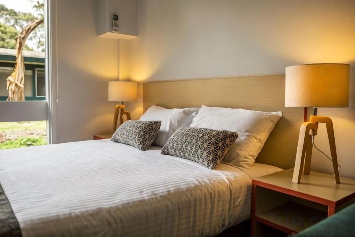 Desk, iron/ironing board, WiFi (free), bed sheets