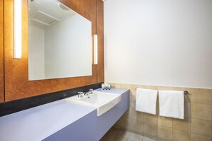 A bathroom with a large mirror, two sinks, and two towels hanging on a towel rack. - Burvale Hotel (Vermont South)