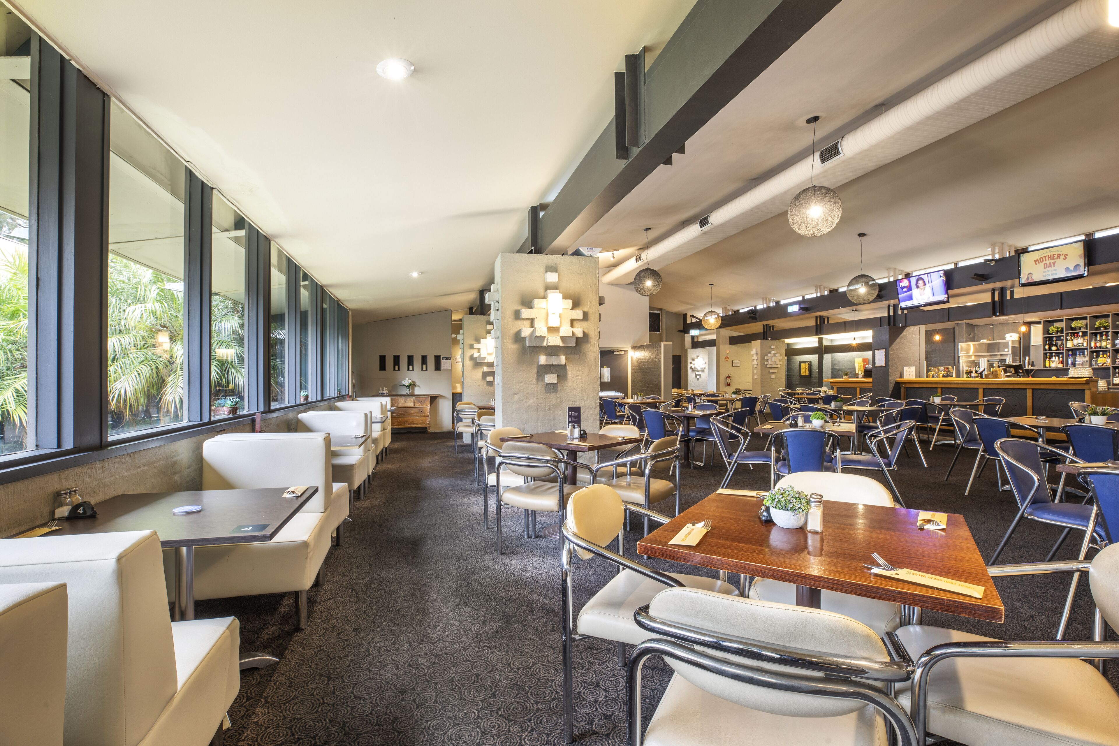 تقديم الغداء والعشاء