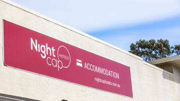 Une enseigne indiquant les services d’hébergement proposés par Nightcap Hotels.