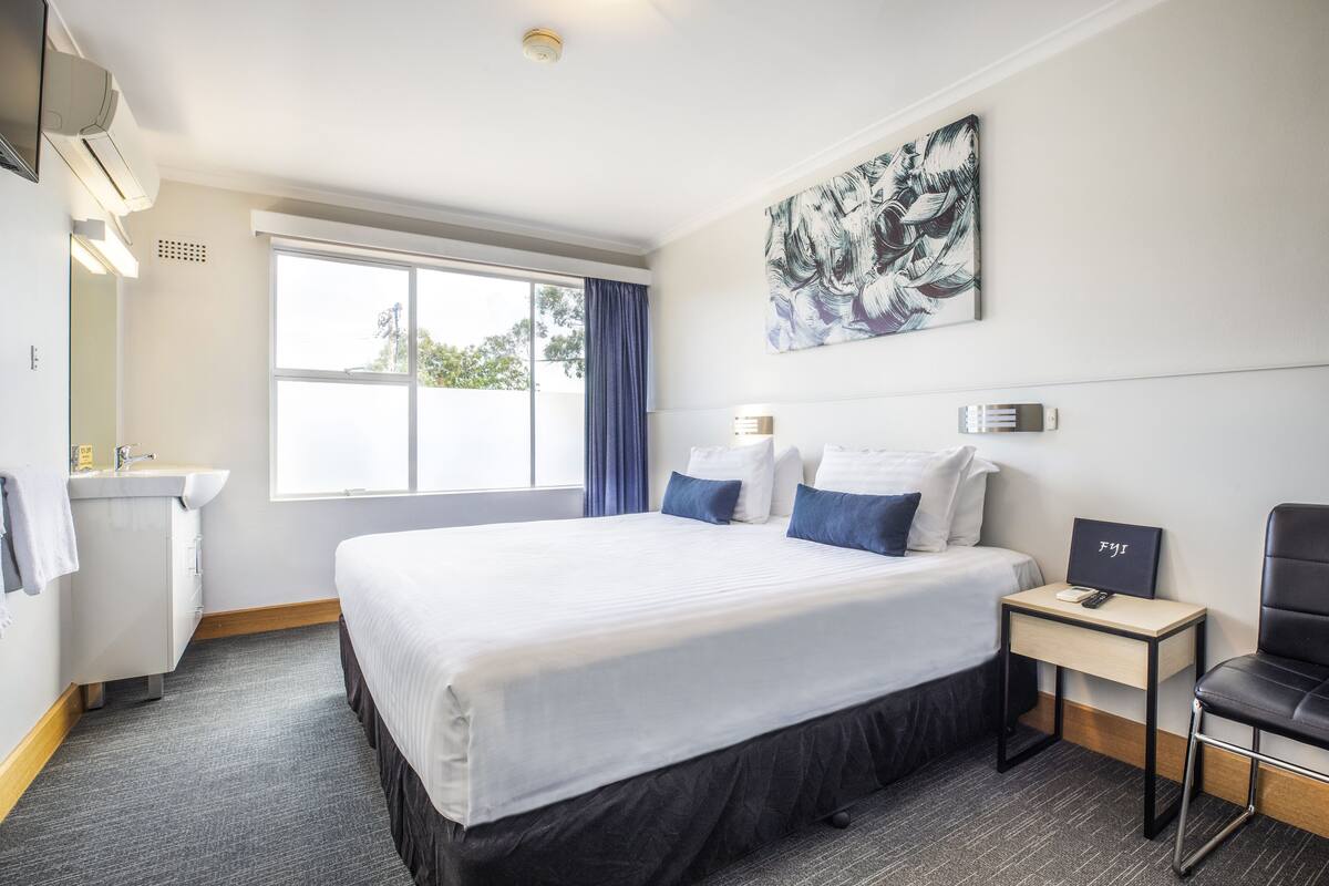Studio King | Desk, blackout drapes, iron/ironing board, WiFi (free)