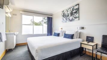 Studio King | Desk, blackout drapes, iron/ironing board, free WiFi