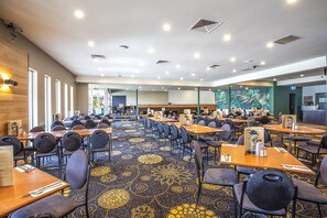 Déjeuner et dîner servis sur place