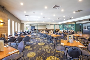 Hádegisverður og kvöldverður í boði