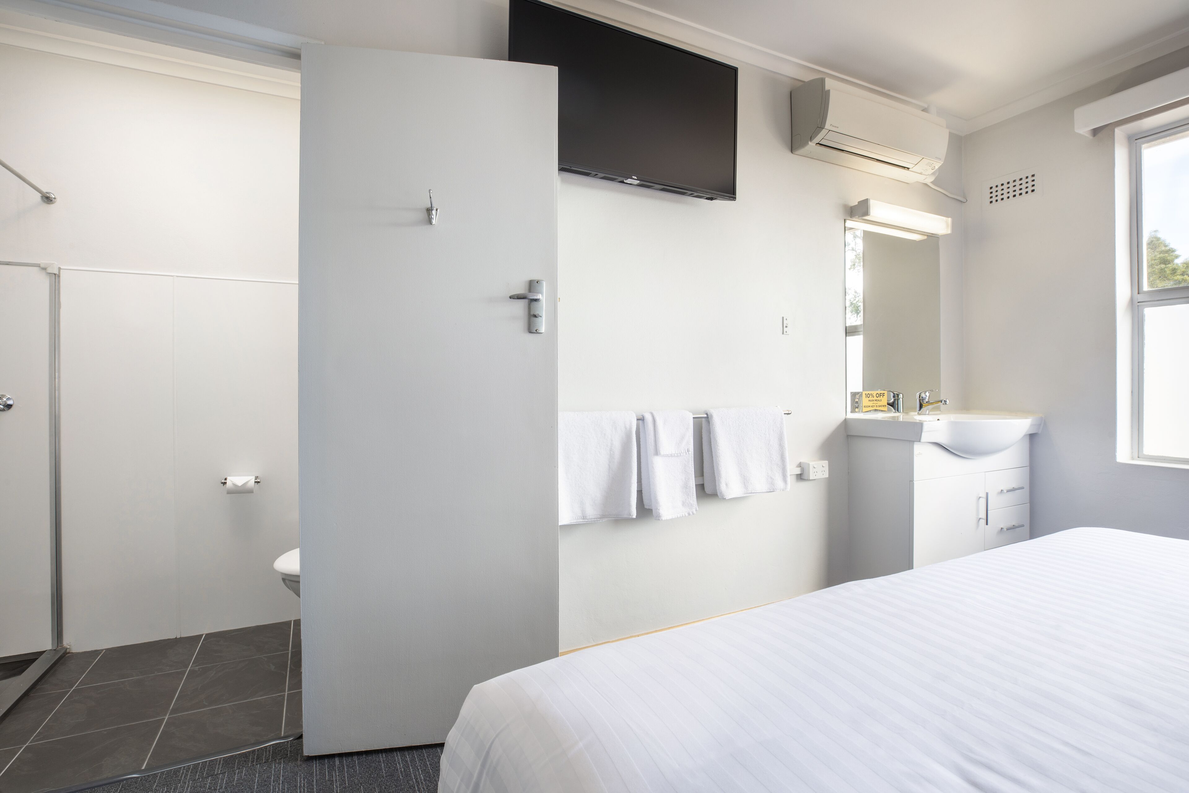 studio king | desk, blackout curtains, iron/ironing board, free wifi