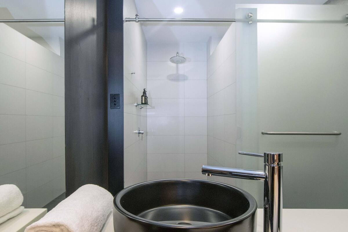 deluxe bridgeview suite | bathroom | shower, free toiletries, hair dryer, towels