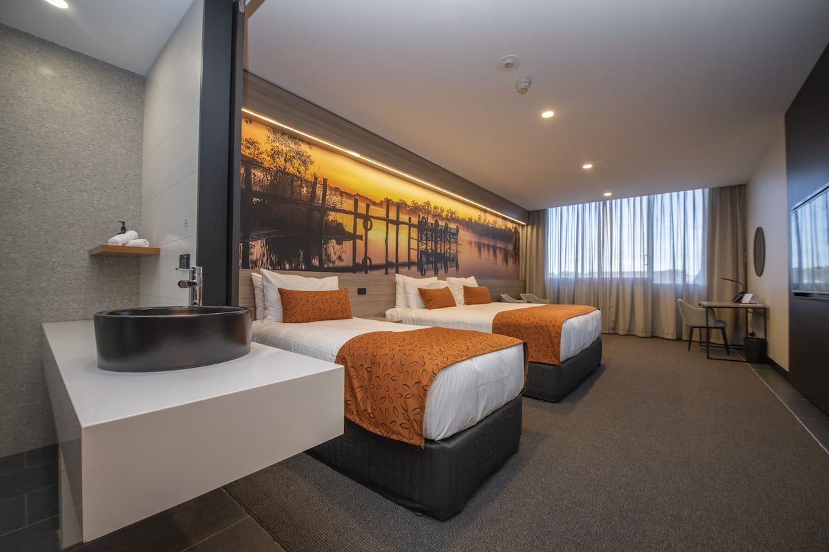 Kamar Triple Kota, 1 kamar tidur, pemandangan kota | Brankas, meja kerja, ruang kerja ramah laptop, dan kedap suara