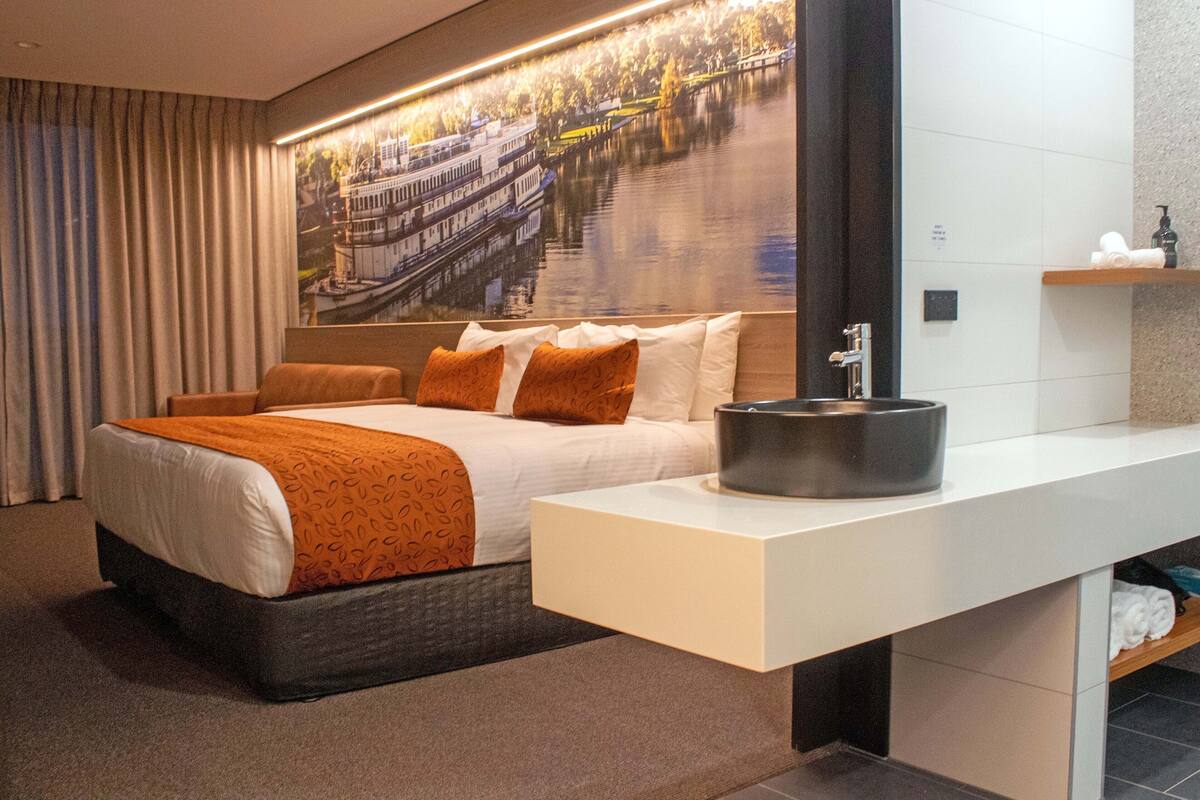 Kamar Double atau Twin, 1 kamar tidur, pemandangan sungai | Brankas, meja kerja, ruang kerja ramah laptop, dan kedap suara