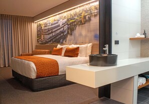 Habitación con 1 cama doble o 2 individuales, 1 habitación, vistas al río | Caja fuerte, escritorio, espacio para trabajar con un portátil