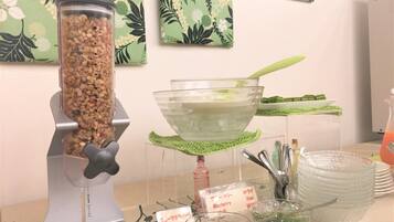 Daily buffet breakfast (JPY 800 per person)