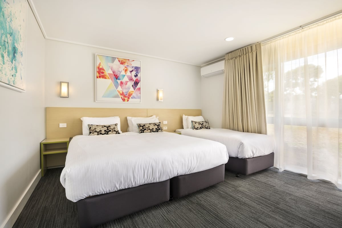 studio king & extra bed | desk, iron/ironing board, rollaway beds, free wifi