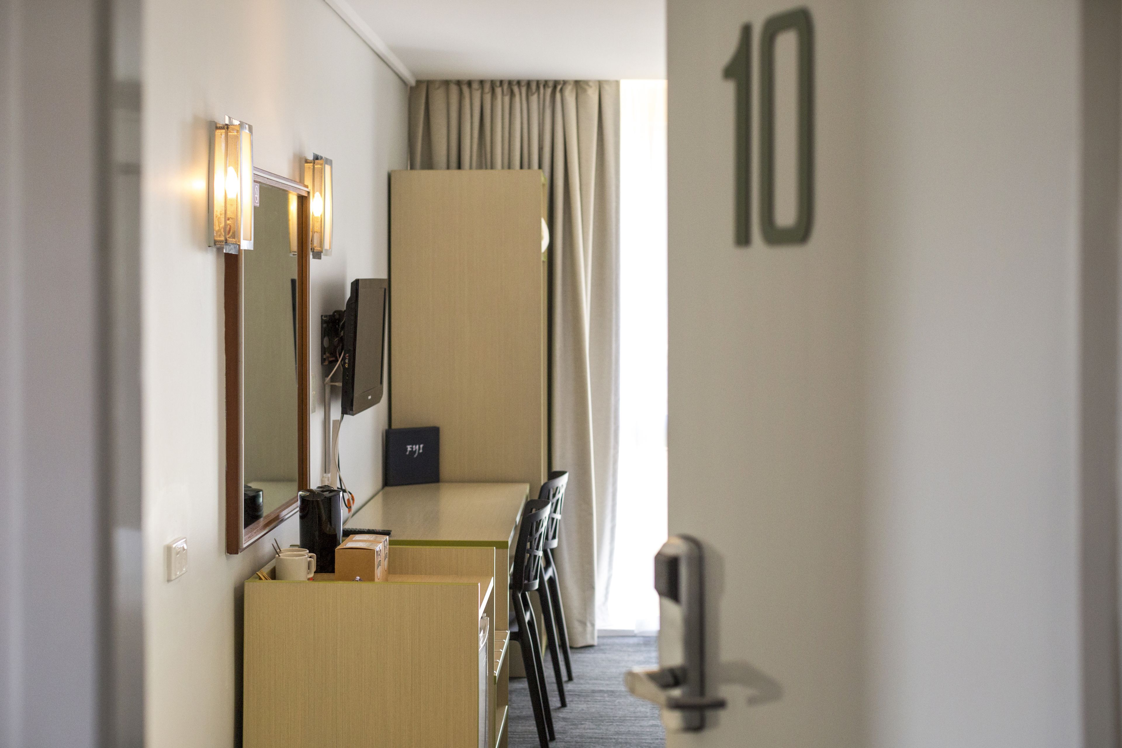 studio king | desk, iron/ironing board, rollaway beds, free wifi