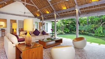Vila, 3 quartos, piscina particular (Serene Palm) | Área de estar | TV de tela plana 43 polegadas com canais a cabo, TV, dock para iPod