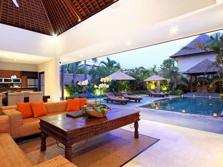 Vila, 2 quartos, piscina particular (Frangipani) | Área de estar | TV de tela plana 43 polegadas com canais a cabo, TV, dock para iPod