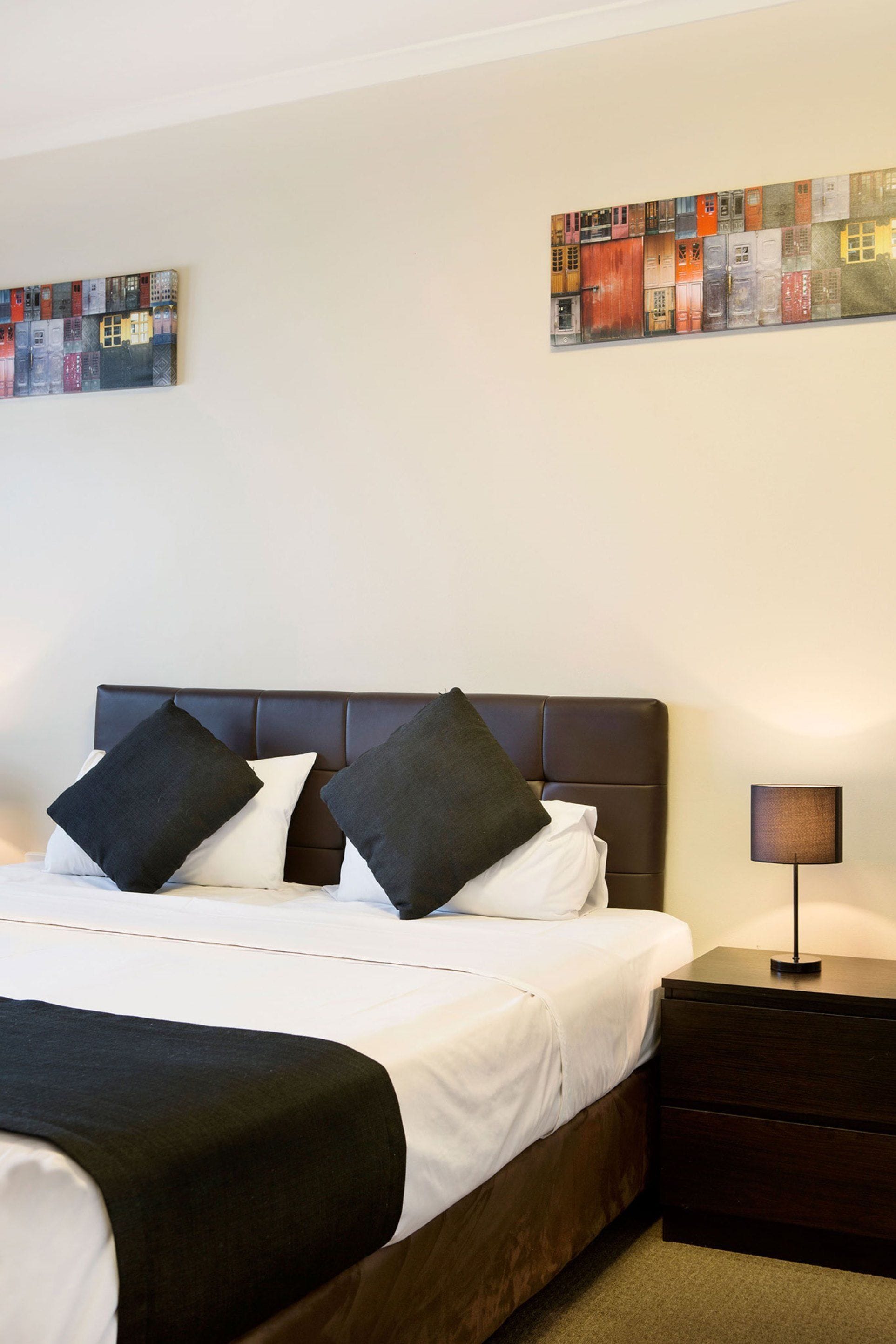 Skrivebord, wi-fi (inkludert) og sengetøy