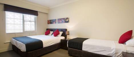 Una scrivania, Wi-Fi gratuito, lenzuola