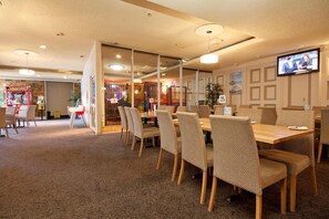 Lunch and dinner served - Enfield Hotel (Clearview)