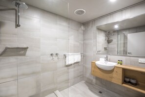 One Bedroom Apartment | Bathroom | Shower, rainfall showerhead, free toiletries, towels - Nightcap at Excelsior Hotel (Thomastown)