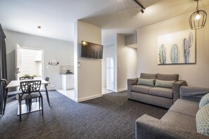 Living room - Nightcap at Excelsior Hotel (Thomastown)