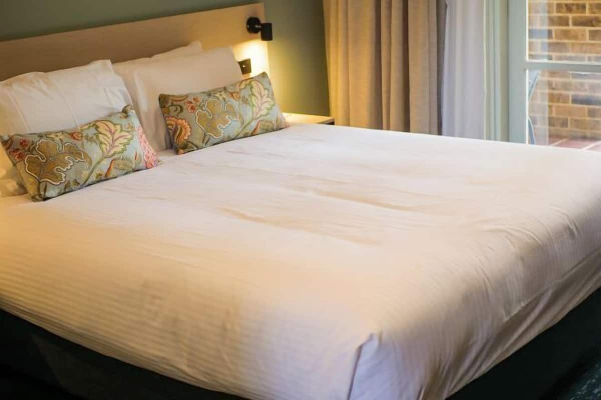 Iron/ironing board, free WiFi, bed sheets