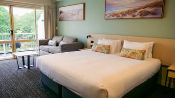 Studio King & Sofa Bed | Iron/ironing board, free WiFi, bed sheets