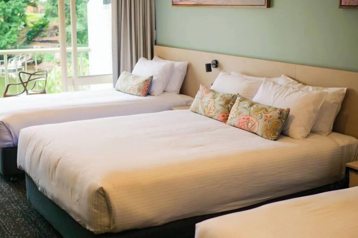 Tabla de planchar con plancha, wifi gratis, ropa de cama