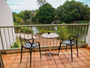 Tabla de planchar con plancha, wifi gratis, ropa de cama