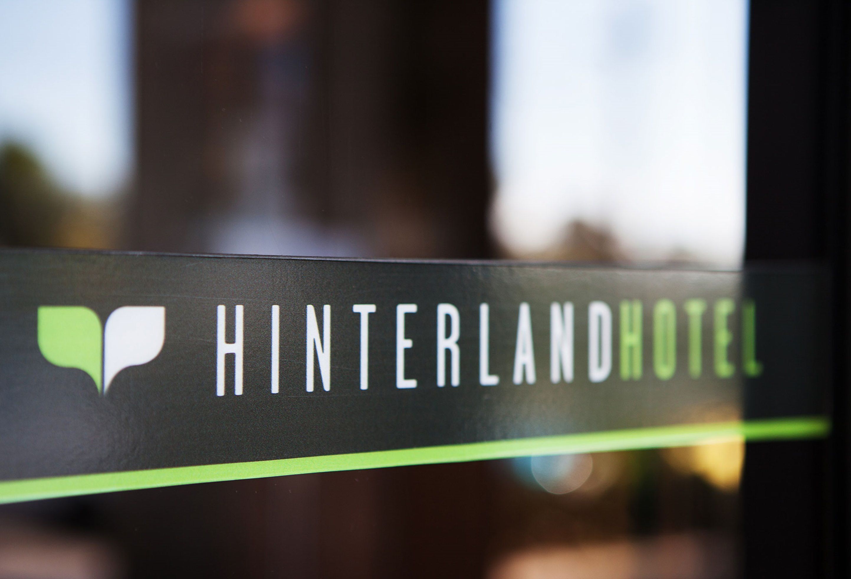 Un cartel con el texto 'HINTERLANDHOTEL' y un logotipo.