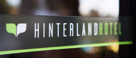 Un cartel con el texto 'HINTERLANDHOTEL' y un logotipo.