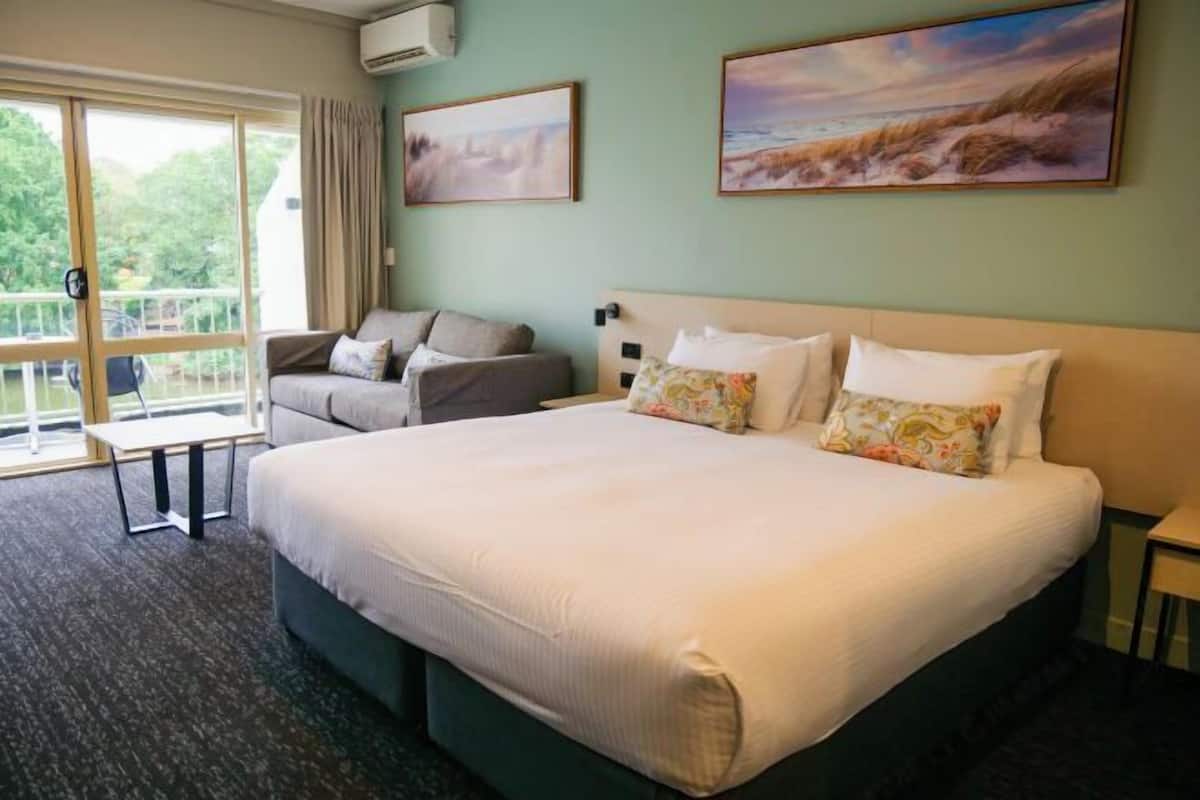 Tabla de planchar con plancha, wifi gratis, ropa de cama